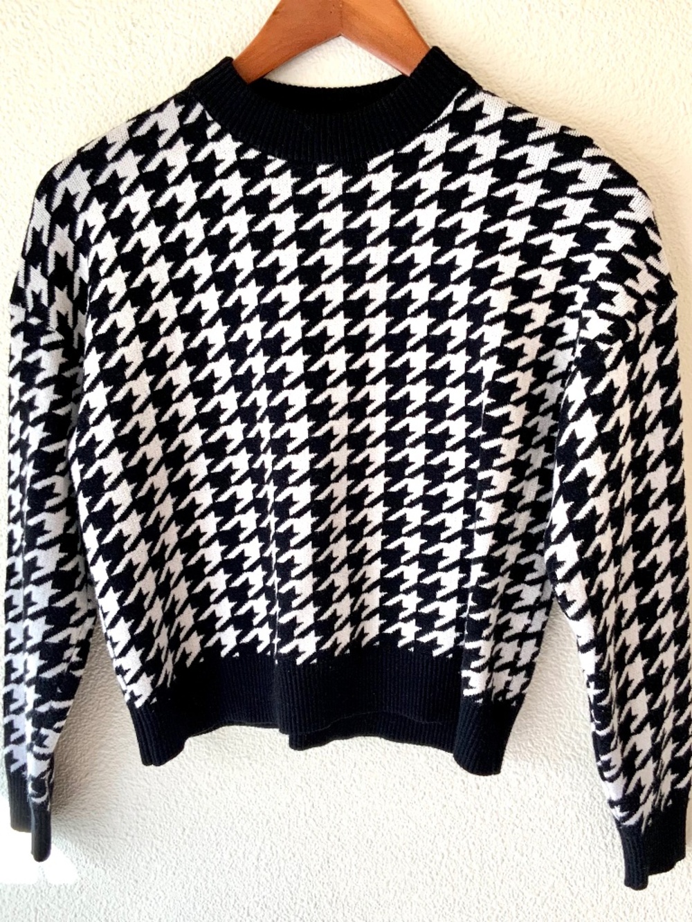 LIKE NEW! Houndstooth Black and White Sweater Cropped Size Medium